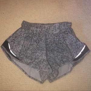 Lulu Lemon Hotty Hot shorts (2.5 inch)